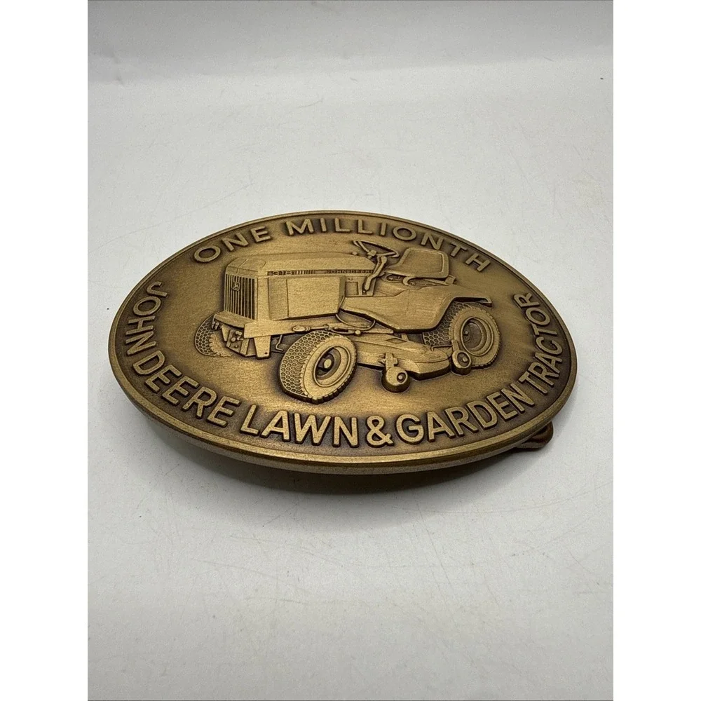 JOHN DEERE 1984 ONE MILLIONTH MODEL 318 LAWN TRACTOR GOLD BELT BUCKLE‎ NIB